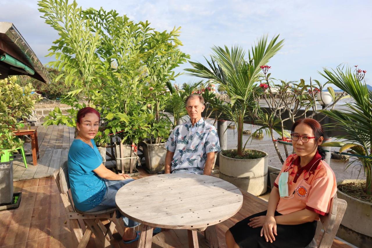 Ban Sulada Guest House Laem Ngop Exteriör bild
